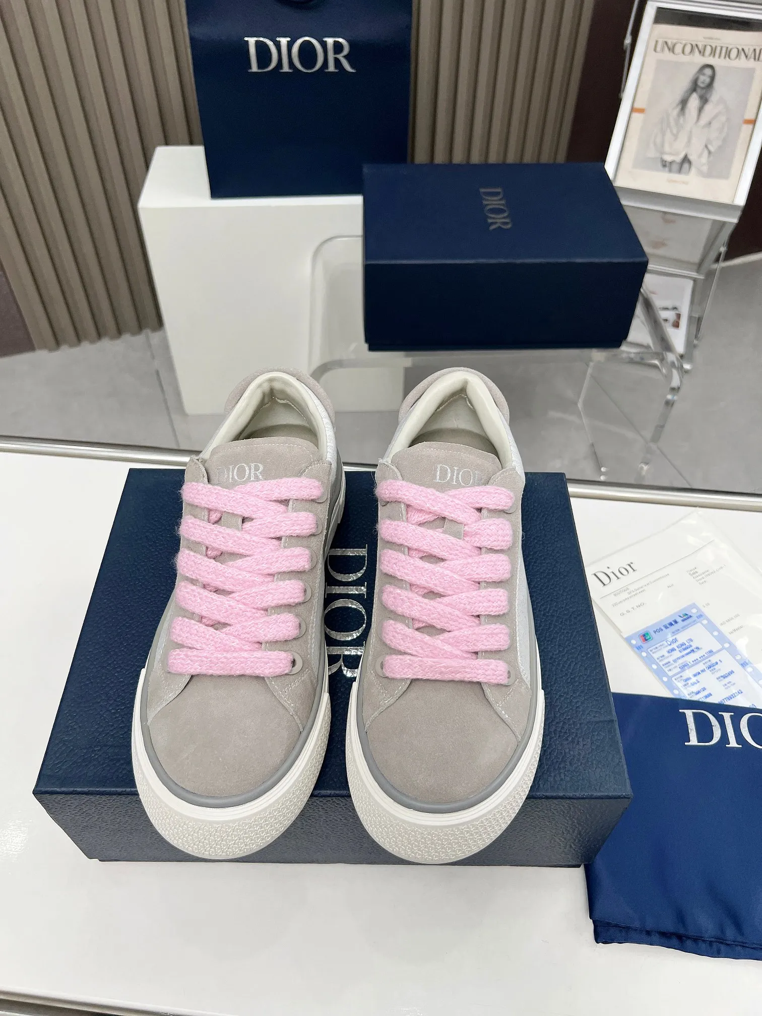 👟👟Ex-factory price 560👟👟 Women's Shoes Women's Clothing Women's Shoes Women's Clothing Women's Shoes Women's Clothing Women's Shoes Women's DIOR Dior B33 sneakers Gray and white jacquard fabric with gray high mercerized suede cowhide 2023 new fall product, reinterpretation of classic tennis shoes, fashionable silhouette highlights the thickness. Crafted from gray and white jacquard with Oblique print and suede panels, it has a distinctive padded tongue embellished with an embossed Dior signature, wide pink mohair laces and brass eyelets with a matte gray finish. The cream-white Dior Oblique patterned rubber sole, enhanced by the contrasting Dior 30 Avenue Montaigne signature on the rear, will add style to casual looks. Size: Women's 35-40 (34, 41 customized, non-refundable) Men's 39-45 (38, 46 customized, non-refundable)